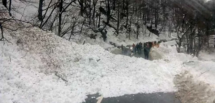 Defileul Jiului blocat de o avalanşă puternică