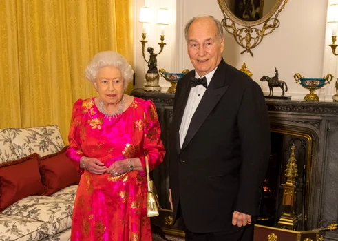 Prințul Karim Aga Kahn IV cu Regina Elisabeta a II-a în 2018 la Windsor. FOTO: Getty Images