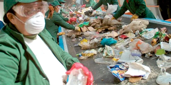 De ce nu funcţionează sistemul actual de colectare selectivă a PET-urilor