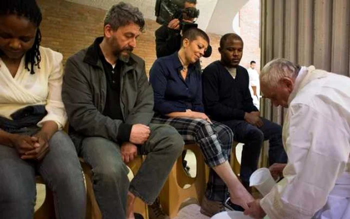 Papa Francisc a spălat picioarele a 12 deţinuţi, în Joia Mare
