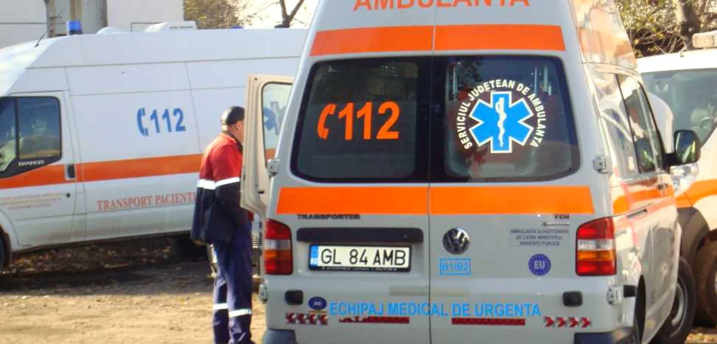 Bărbatul a fost luat de ambulanţă şi dus la spital Foto: Adrian Obreja