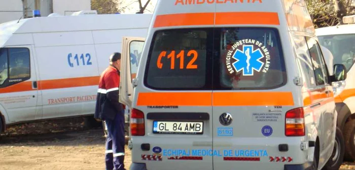 Bărbatul a fost luat de ambulanţă şi dus la spital Foto: Adrian Obreja