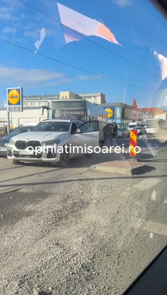 Doi șoferi s-au luat la bătaie în mijlocul drumului, blocând circulația. Ceilalți au claxonat nervoși, dar nimeni nu a intervenit VIDEO