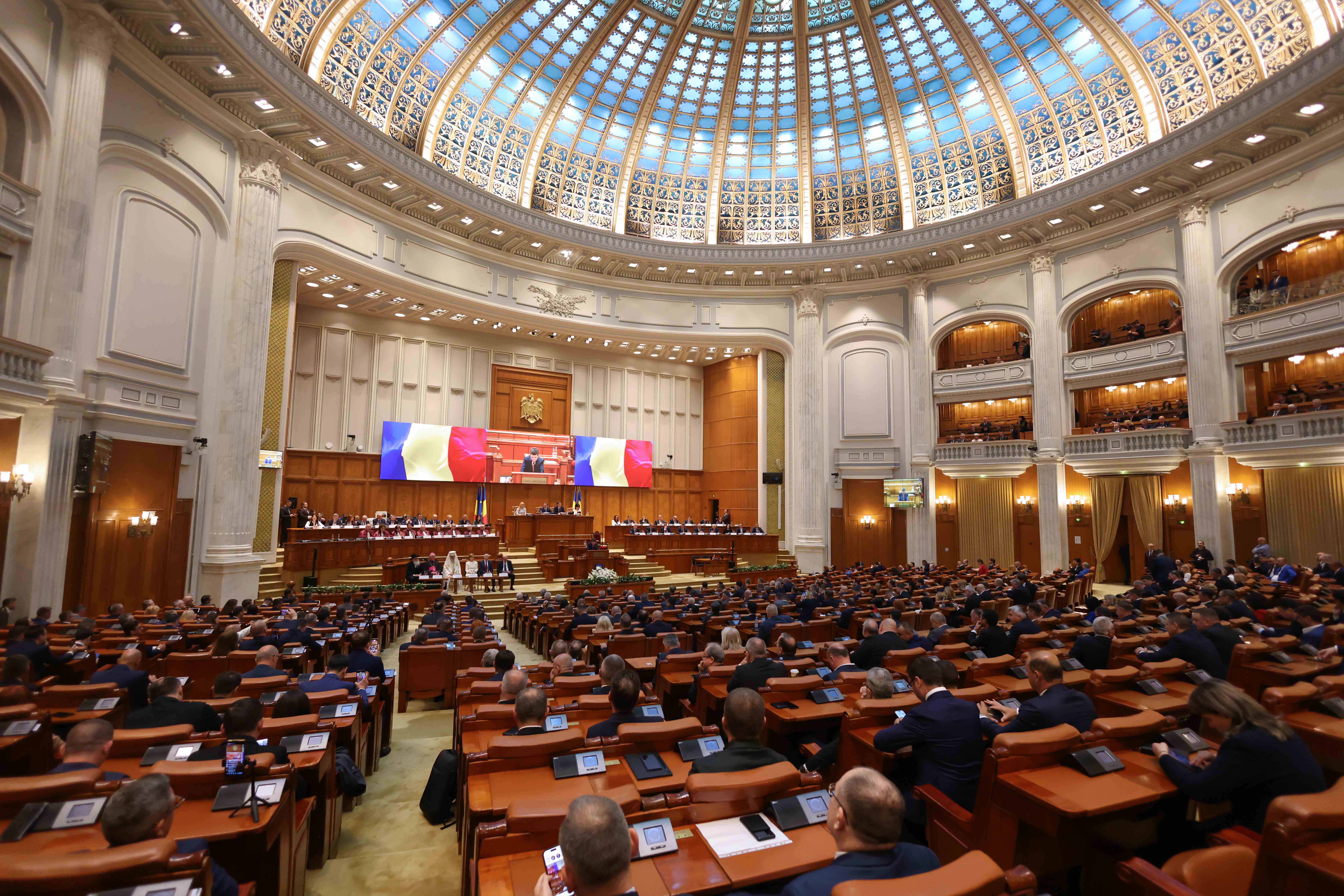 Şedinţa solemnă comună a Camerei Deputaţilor şi Senatului consacrată depunerii jurământului de către preşedintele ales al României, Nicuşor Dan, la Palatul Parlamentului din București. FOTO Inquam Photos / George Călin