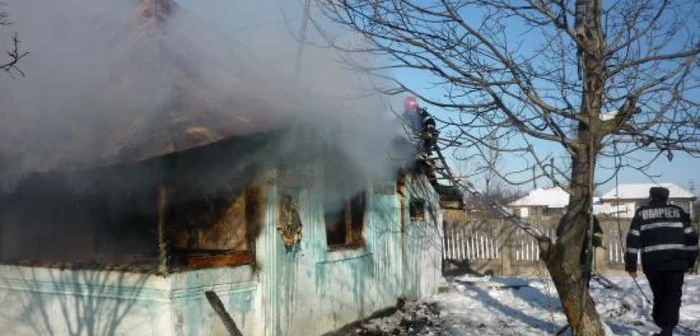 Pompierii au luptat mai bine de două ore cu flăcările