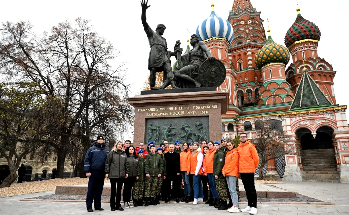 Vladimir Putin pe bordură la o poză de grup cu copii FOTO Twitter