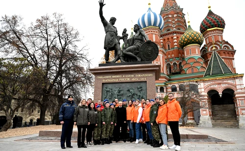 Vladimir Putin pe bordură la o poză de grup cu copii FOTO Twitter
