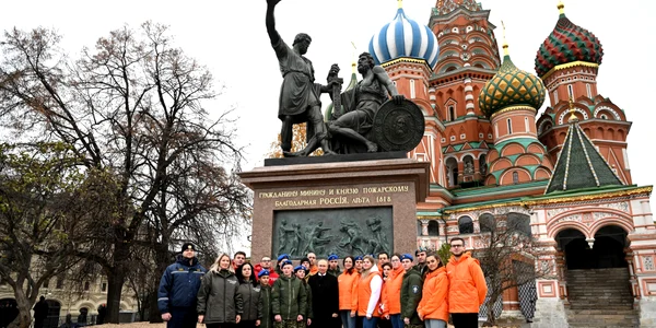 Vladimir Putin pe bordura pe o poza de grup cu copii FOTO Twitter jpg
