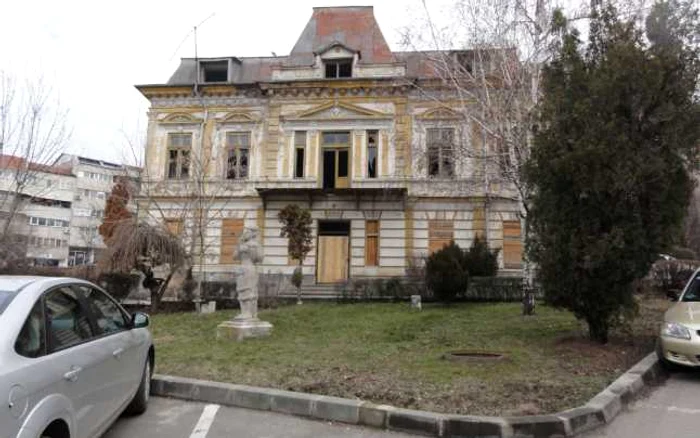 "Casa Fântâneanu" din Slatina, altădată epicentrul financiar şi administrativ al urbei, se degradează pe zi ce trece... (FOTO: Mugurel Manea)