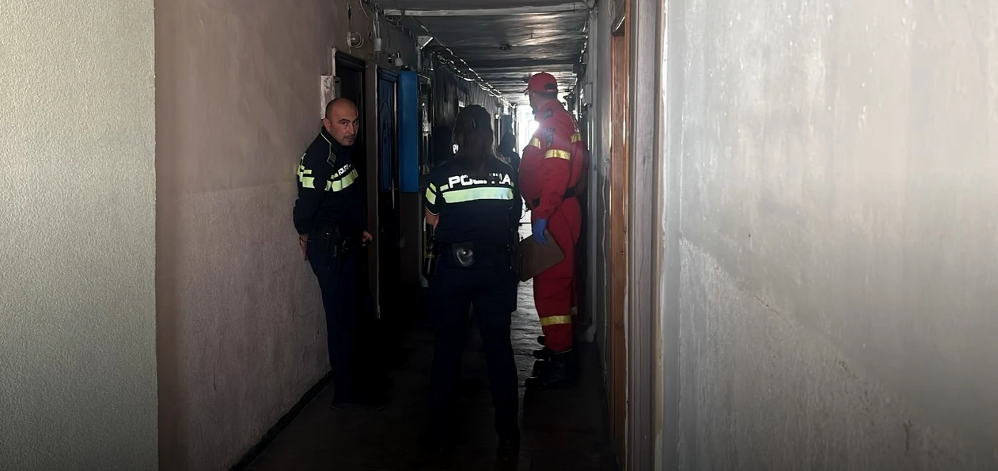 Negociatorul încearcă să vorbească cu femeia blocată în locuință. Foto: Botoșăneanul.ro