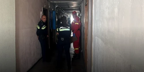 Polițiștii din Botoșani încearcă să salveze o femeie care amenință că se sinucide  Foto Botoșăneanul ro jpg
