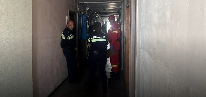 Negociatorul încearcă să vorbească cu femeia blocată în locuință. Foto: Botoșăneanul.ro