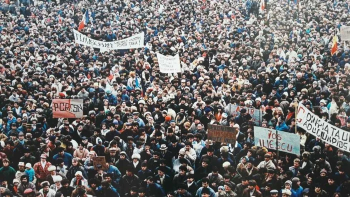 Oameni protestând în Timişoara la începutul anului 1990