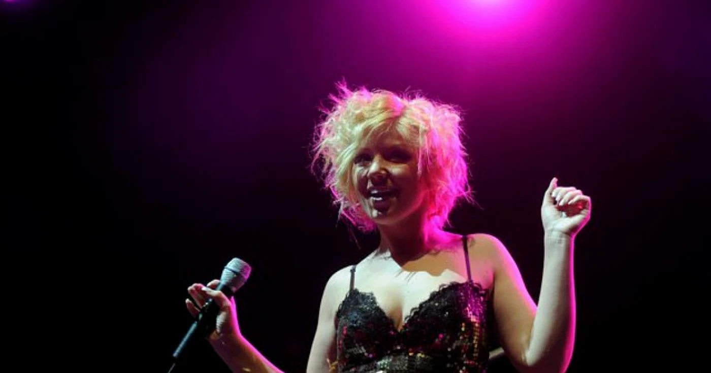 Renata, cântând în deschiderea concertului Roxette, la Budapesta