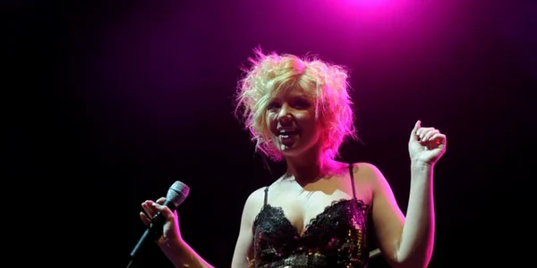 Renata, cântând în deschiderea concertului Roxette, la Budapesta