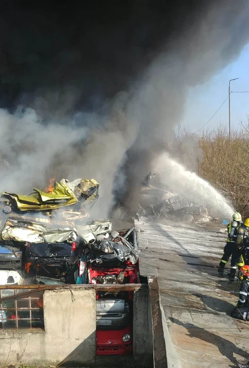 Norul negru de fum se îndreaptă spre Capitală