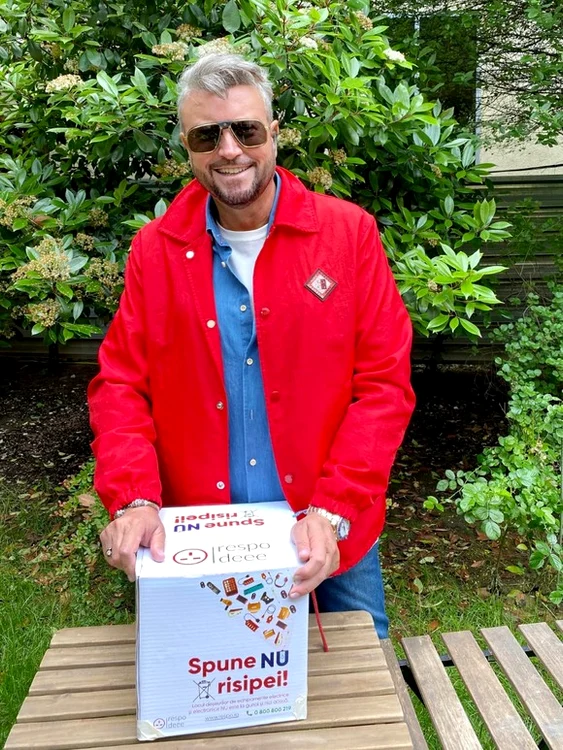 Cătălin Botezatu a pus toată aparatura veche în cutia Respo, pe care a comandat-o gratuit