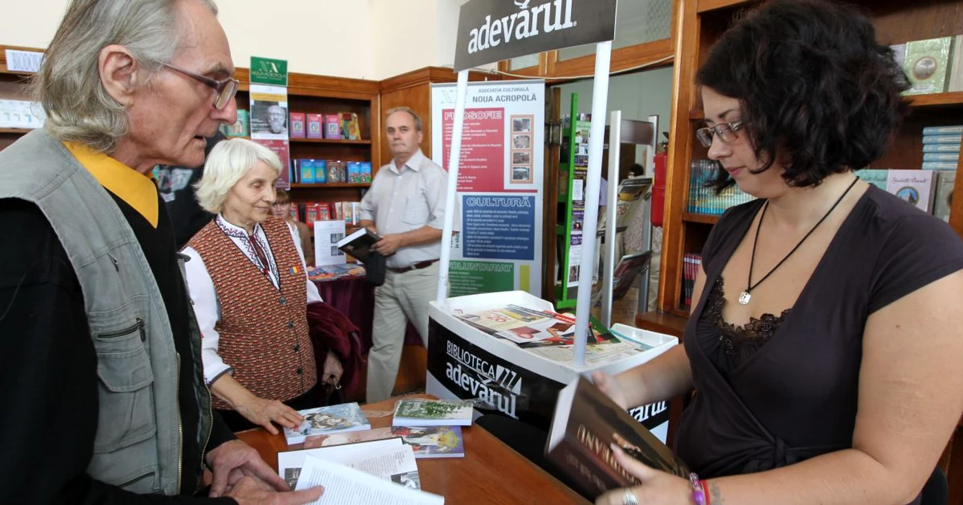 La stadul „Adevărul“ vă aşteaptă toate colecţiile bibliotecii, la cele mai accesibile preţuri FOTO: Tudor Iovu