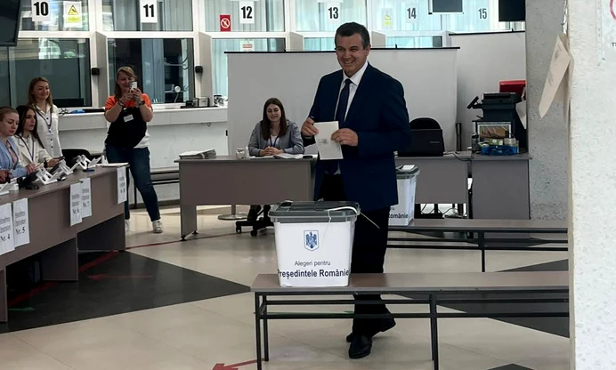 Șeful PMP a votat în Republica Moldova FOTO Facebook / Eugen Tomac