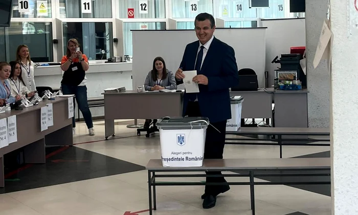 Șeful PMP a votat în Republica Moldova FOTO Facebook / Eugen Tomac