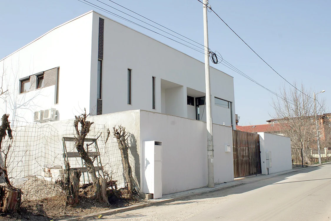 După 9 ani de iubire, Andreea Bălan şi Keo  şi-au construit un duplex de 250.000 € în Băneasa. Au terminat casa, apoi s-au despărţit