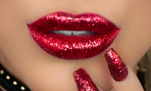 Buze în nuanţe de roşu aprins  jpeg