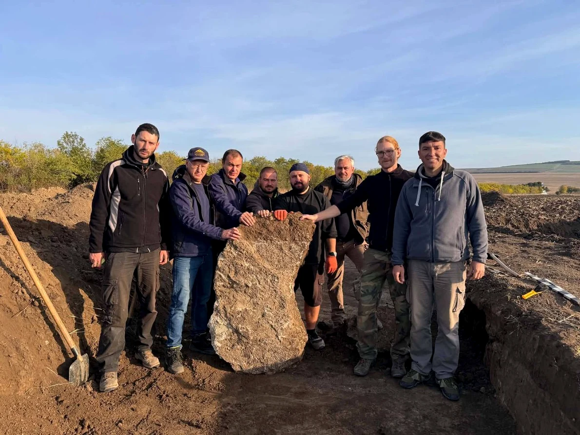 Mormântul tumular din Epoca Bronzului, acoperit cu plăci de piatră, descoperit la Ordășei