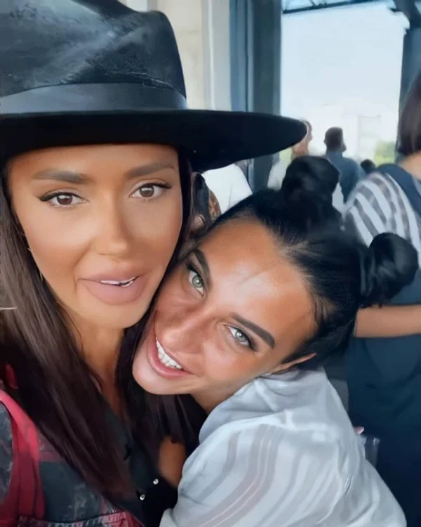 
    Raluca Dumitru și Ana Porgras s-au fotografiat înainte de îmbarcare Sursă foto: Arhivă personală   