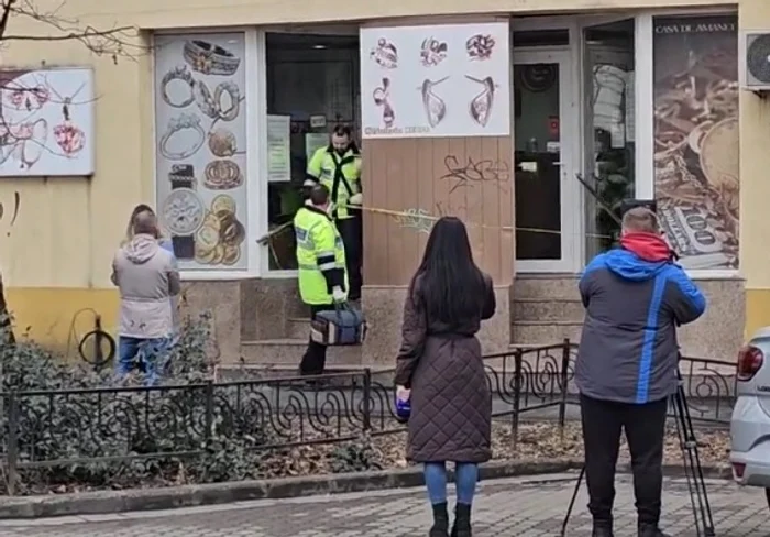 Polițiștii ies din bijuterie FOTO Petre Irimuș