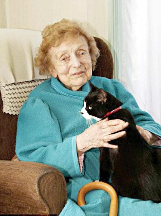 
    June Alan şi motanul Frankie  