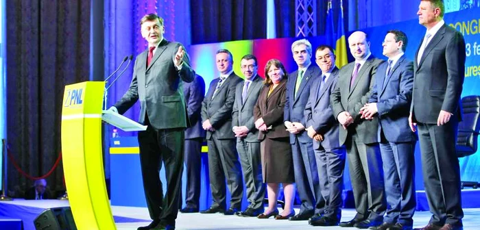 Crin
Antonescu şi miniştrii PNL vor stabili strategia înaintea fiecărei şedinţe de
Guvern Foto: Eduard Enea