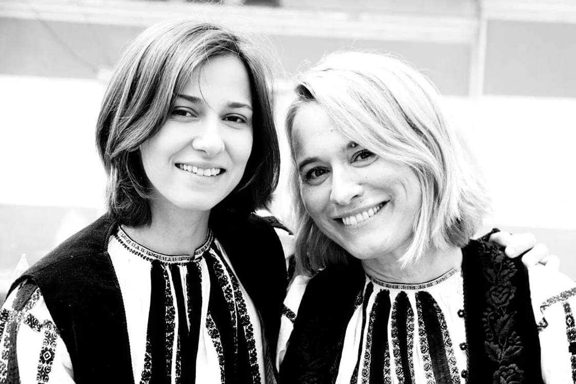 Dana Rogoz și Andreea Esca îmbrăcate în costumul popular specific zonei Sibiului