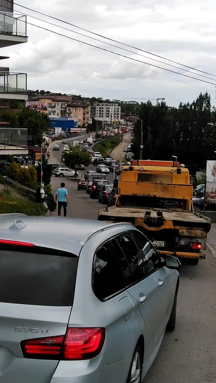 Imagina cu coloana de maşini aflată la ieşire din Cluj-Napoca spre Baciu. FOTO: Livia Avram