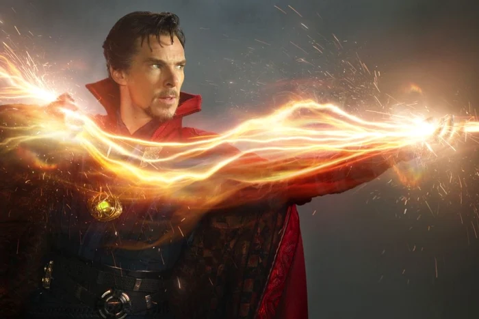 Benedict Cumberbatch îl interprează pe neurochirurg
Stephen Strange care se transformă într-un veritabil erou FOTO cinemagia.ro