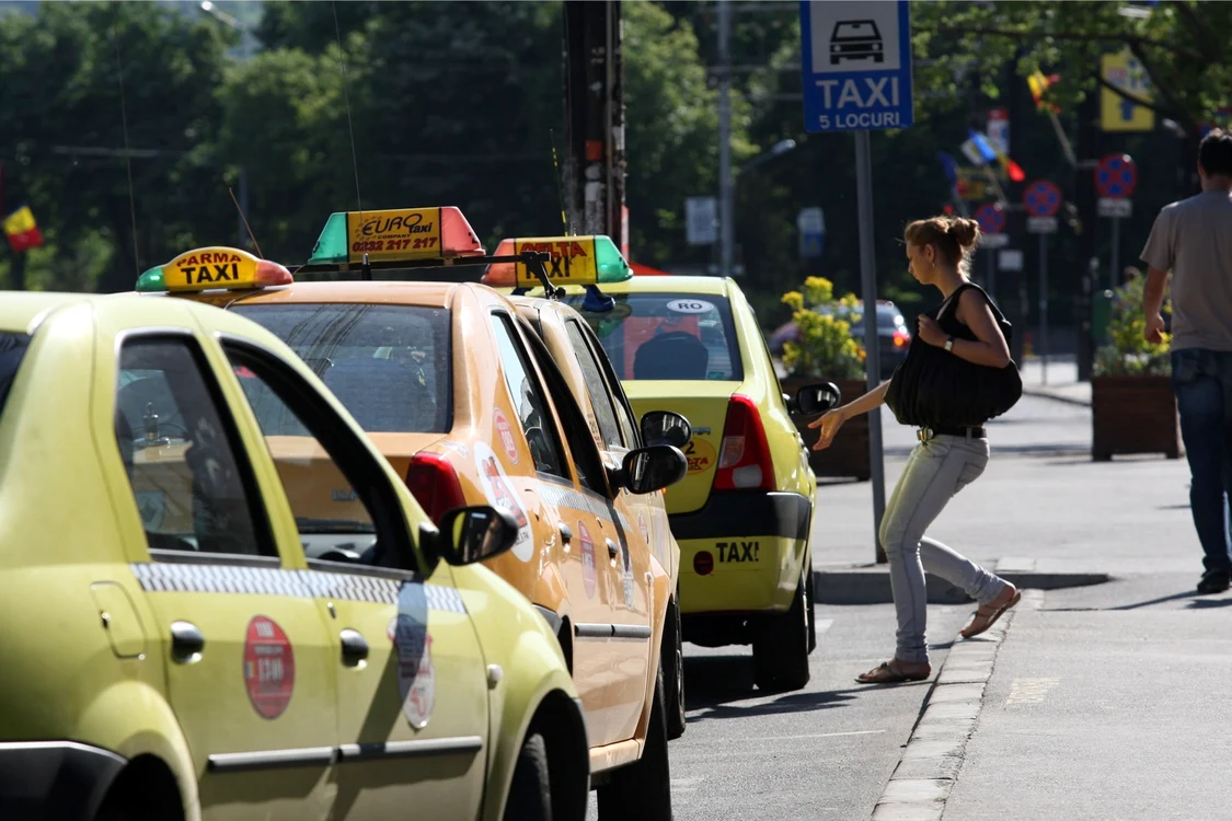 Un taximetrist conducea cu permisul suspendat