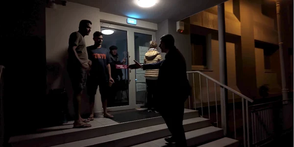 George simion la blocul cu ,,migranti” captura  FB Simion png