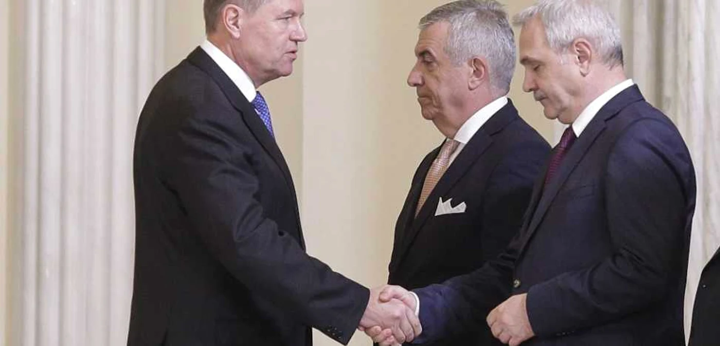 Preşedintele Klaus Iohannis îi strânge mâna liderului PSD, Liviu Dragnea, la finalul învestirii celui de-al treilea Cabinet al alianţei PSD-ALDE. Sursă: Inquam Photos