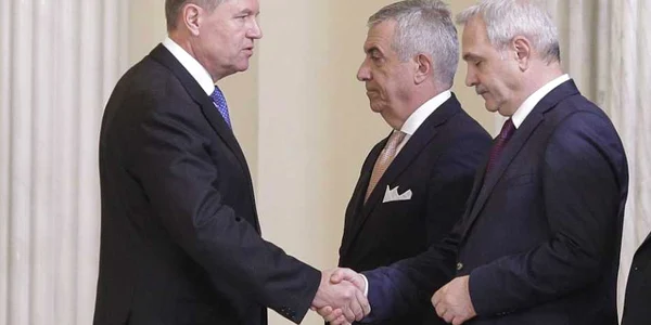 Preşedintele Klaus Iohannis Klaus Iohannis dă mâna cu Liviu Dragnea la finalul ceremoniei de depunere a jurământului de investitura a cabinetului Dăncila la Palatul Cotroceni FOTO Inquam Photos / Octav Ganea