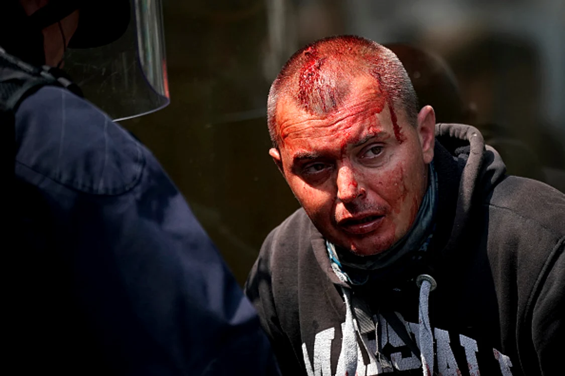 Protestele au devenit rapid violente 