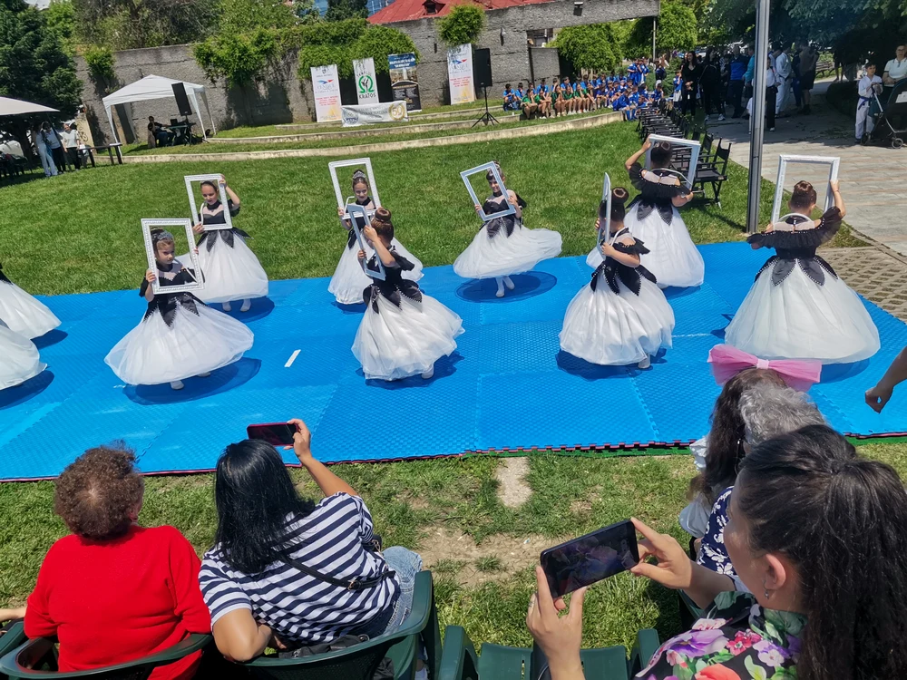 Dansatoare_copii_in_rochii_albe_in_fata_spectatorilor-Foto_alina_mitran