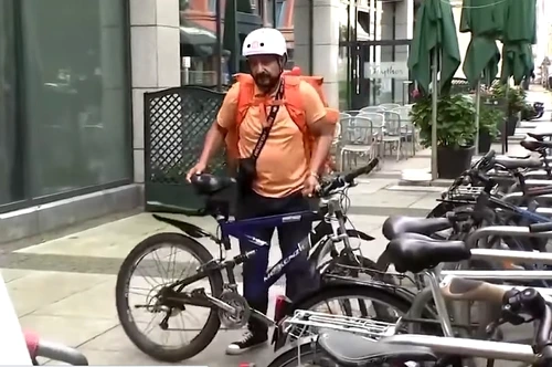 Sayed Sadaat a fost ministrul Comunicaţiilor în guvernul afgan