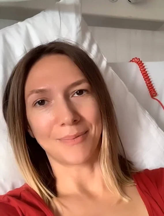 
    Adela Popescu s-a filmat pe patul de spital, pentru a le povesti fanilor prin ce a trecutfoto: Instagram  