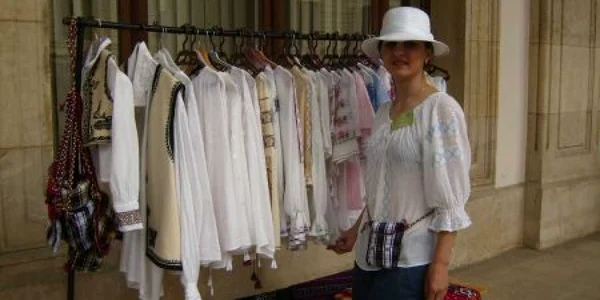 Oana Pârvan  este mândră de costumele populare lucrate