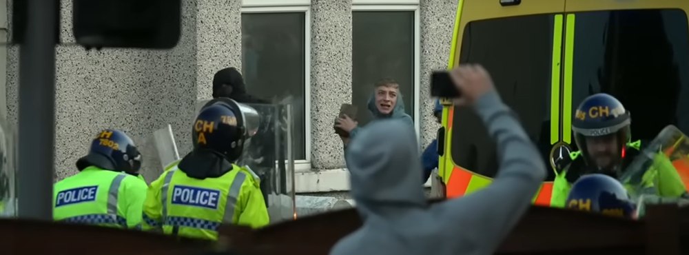 Doi participanţi britanici la protestele violente anti-imigraţie au primit ani grei de închisoare după ce au atacat și români