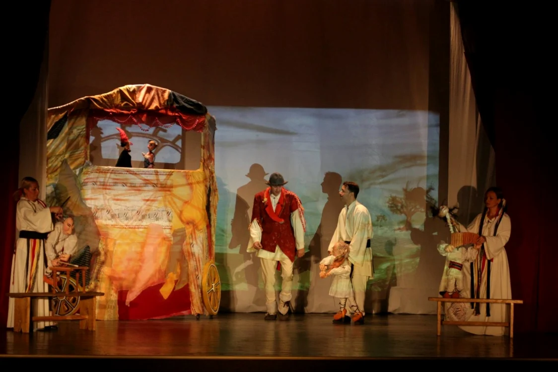 Scenă din ”Vasilache, Mărioara şi Invitaţii” Foto: Teatrul Gulliver
