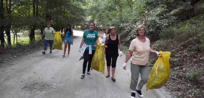 O parte din voluntarii care au participat la acţiunea de ecologizare