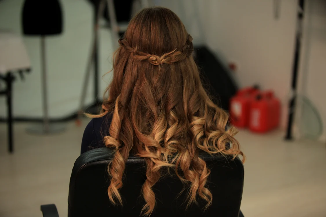 Ambele şuviţe le înnoadă simplu, la spate