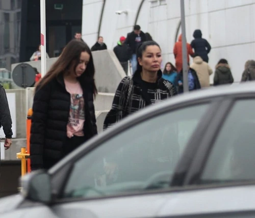 Brigitte şi fiica ei, Sara, la cumpărături la mallFoto: Blitz