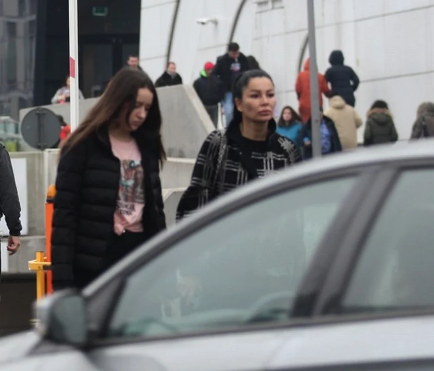 
    Brigitte şi fiica ei, Sara, la cumpărături la mallFoto: Blitz  