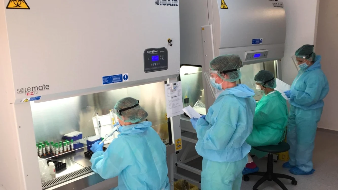 (0,5% din totalul persoanelor vaccinate cu prima doză au avut un test pozitiv de infecţie cu virusul SARS-CoV-2 după administrarea primei doze de vaccin.  Foto: Arhivă